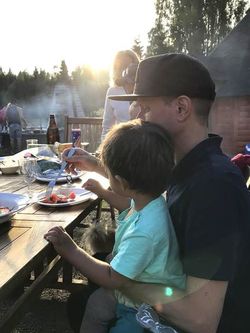 BBQのときのリカさんと息子くん。ひとりのパパが肉を焼き、ひとりのパパが子どもに食べさせる。この日はそんな分担をしていました
