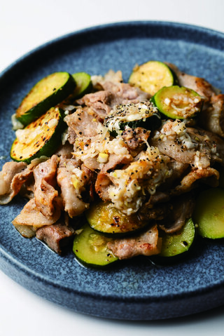 豚ズッキーニの塩ダレ（撮影／よねくらりょう）