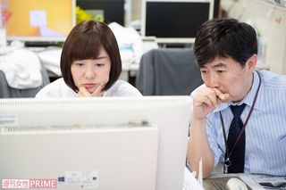 【1】6：00-7：00 （担当コーナー打ち合わせ） 先輩アナから熱血指導！  毎朝4時出社の山崎アナ。本番2時間前から、番組の新コーナー「NEWSヤマサキ調べました」の詰めの作業を笠井信輔アナと。かなりの真剣／集中モードで、記者は話しかけるのがはばかられました　撮影／渡邉智裕