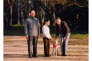 2010年　50歳　一緒に写っているのは、動物病院を通じて2009年に引き取られた保護犬の由莉（宮内庁提供）