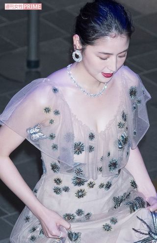 '16年11日9日、表参道ヒルズで行われたクリスマスイルミネーションの点灯式に胸元全開のセクシードレス姿で登場した長澤まさみ