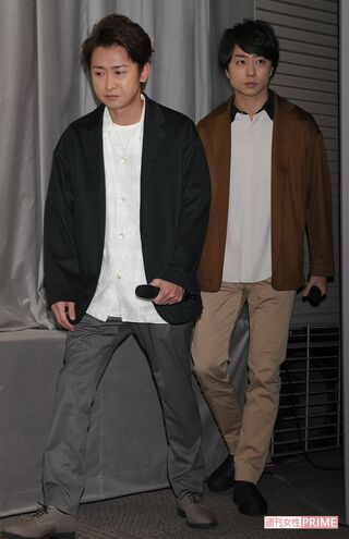 『嵐 活動休止表明会見』覚悟を決めて登場する大野智と櫻井翔