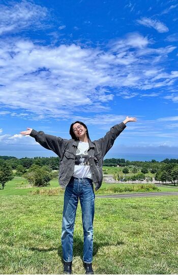 「ロックから生まれたグランジスタイルを2色のデニムアイテムを使ってナチュラルに着こなしていますね」（高はしさん）Cocomi公式インスタグラムより