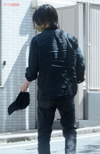 3月下旬、都内を歩く山下智久