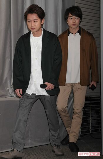 『嵐活動休止表明会見』覚悟を決めて登場する大野智と櫻井翔