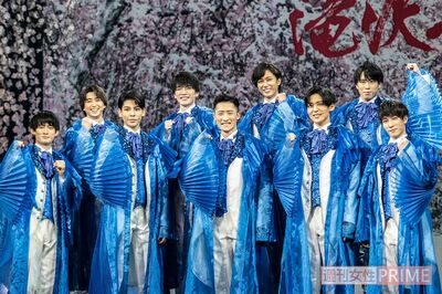 舞台の冒頭に降る大量の桜吹雪が、映画版に続き、医療従事者への感謝とエールの気持ちを込め、青い花びらに。これまでと変わらぬ歌舞伎メイクでのぞむ『五右衛門ZERO』のあと、約10トンの水を使ったダンスも披露　撮影／週刊女性写真班