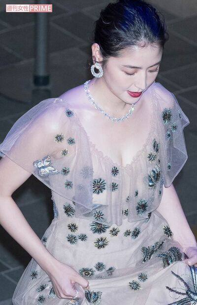 '16年11日9日、表参道ヒルズで行われたクリスマスイルミネーションの点灯式に胸元全開のセクシードレス姿で登場した長澤まさみ