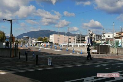 映画村の広大な駐車場。平日とはいえ空きが目立つ