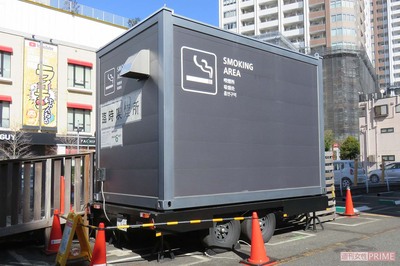 トレーラー形喫煙所や灰皿“プラモ”ニュメント…　「原則屋内禁煙」から5年、分煙環境整備のために自治体…