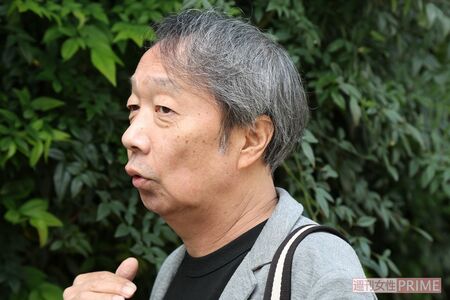 取材当日、放射線治療の副作用で喉がぷっくりと腫れていた見栄晴さん。「担当医に聞いていたので、これも想定内。痛くはないし、ぜんぜん平気なんです」　撮影／近藤陽介