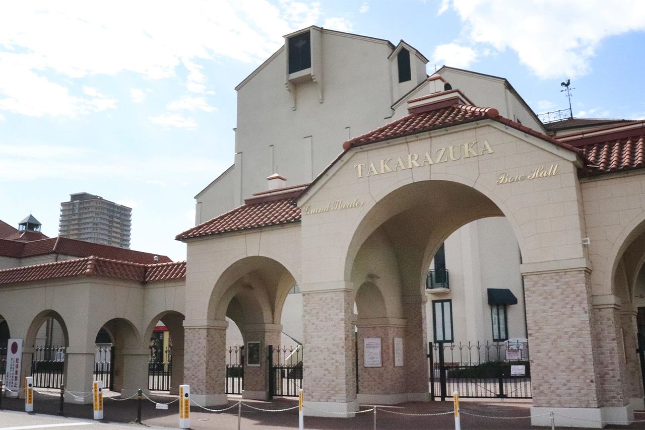 宝塚大劇場正門
