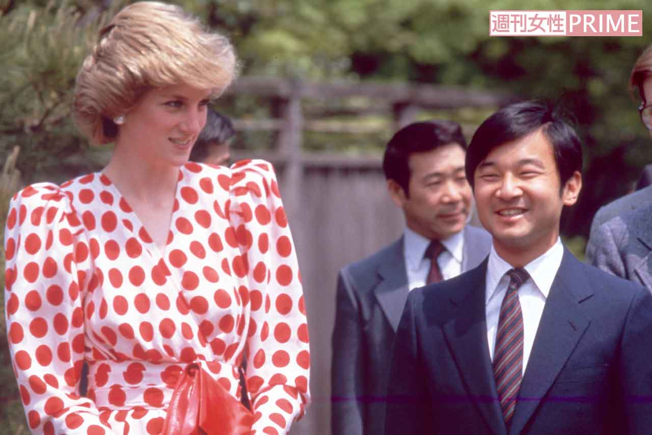 1986年、チャールズ皇太子と来日したダイアナ妃（当時）を京都・修学院離宮に案内する26歳の天皇陛下