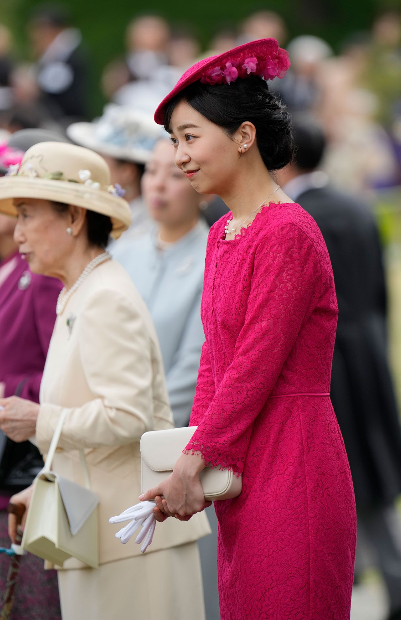 佳子さまはマゼンタピンクのレースワンピースで鮮やかに（4月17日）
