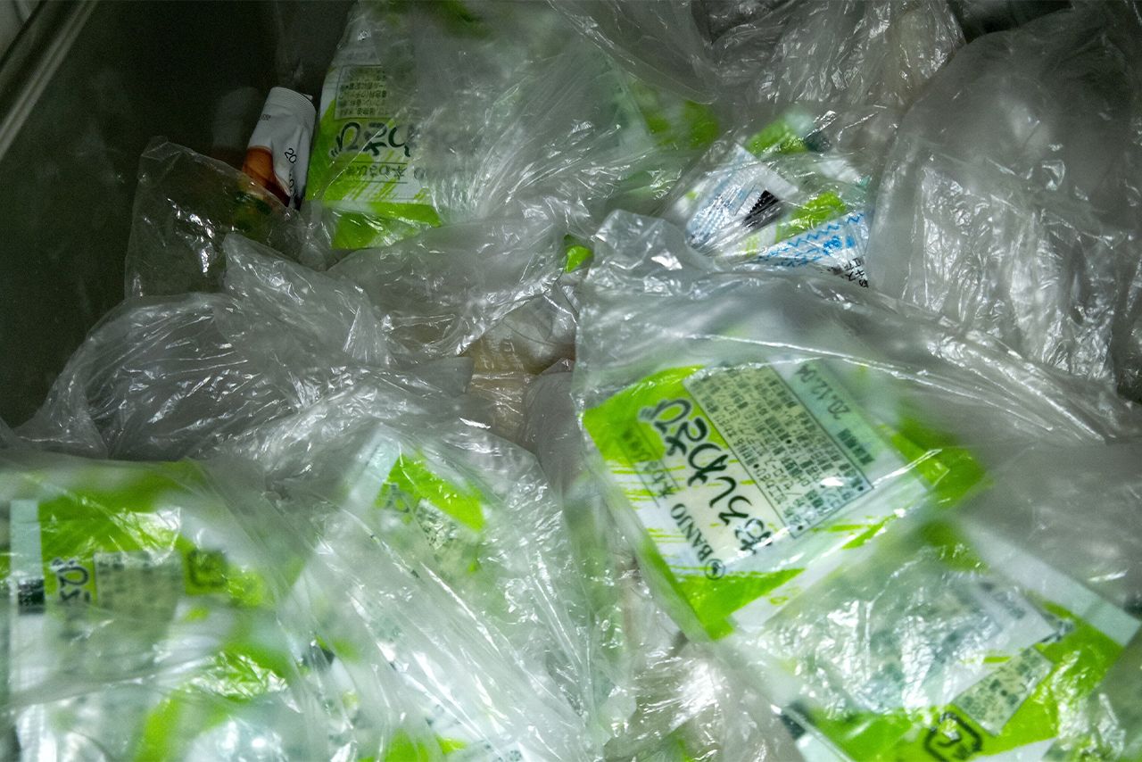 冷蔵庫には刺身などに付いてくる無料の練りわさびの小袋が、棚一段分を占めていた　※画像はこかじさん提供