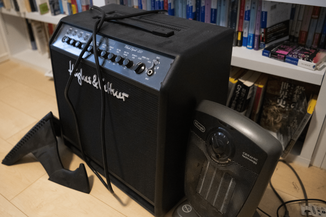 事務所に置かれたアンプ