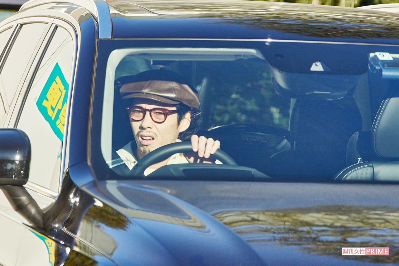 2021年1月上旬の早朝、都心にある保育園に黒の高級外国産SUVを運転してやって来た賀来賢人