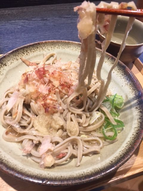 昭和天皇がおかわりをされたという逸話があるくらいうまい！　だしは薄味で飲み干せちゃう～。＃福井　＃越前おろしそば　＃ありがたい味