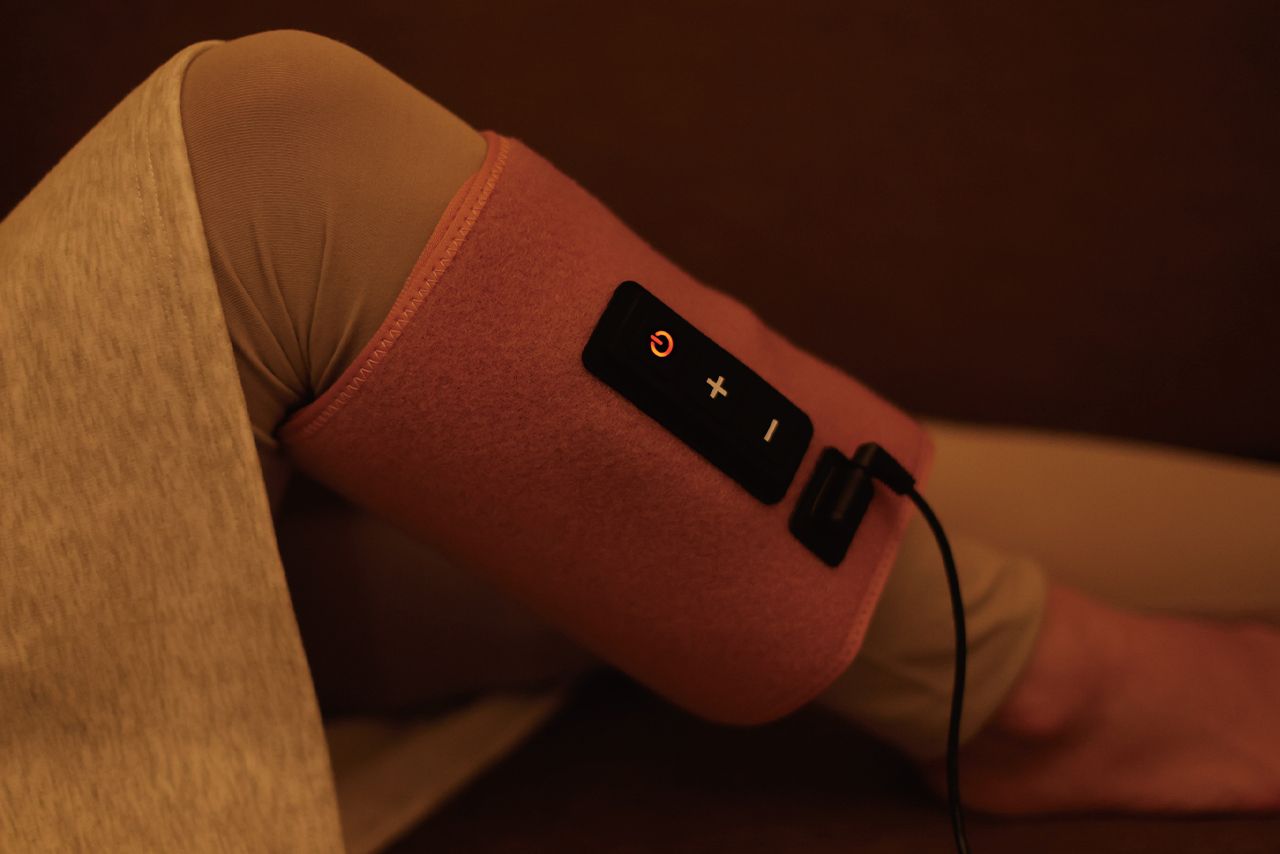 軽くてコンパクトながらパワーはしっかり。強力ポンプでふくらはぎをケア。5500円／ドウシシャ