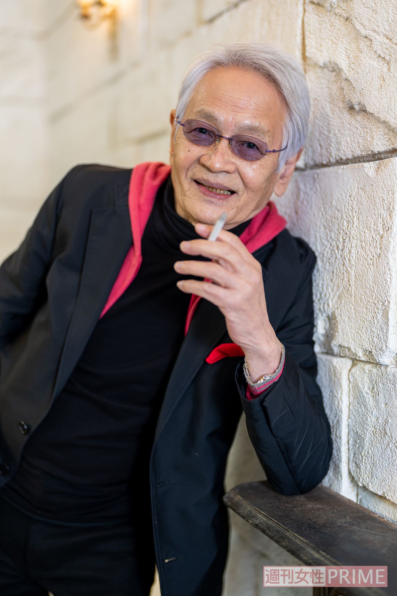 「たばこはやめられない。周りでやめた人もいるけど、みんなそれで亡くなっちゃう」と寺田。でも「たばこ税が防衛費になるなら考えようかな」とニヤリ　撮影／佐藤靖彦