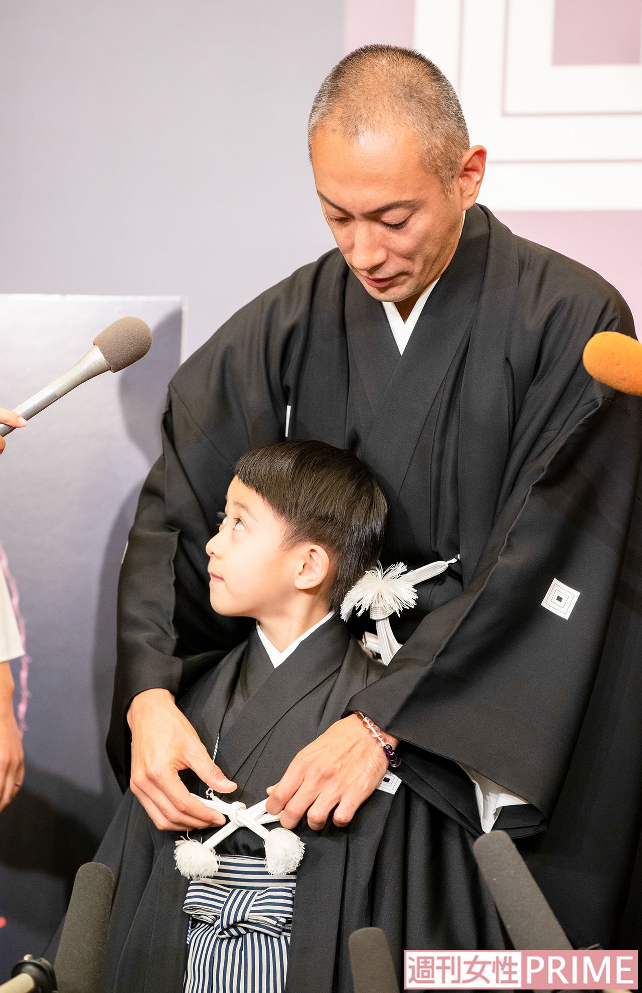 襲名披露興行の発表会終了後、勸玄くんの身だしなみを正す海老蔵。優しいパパの顔に　撮影／本誌写真班