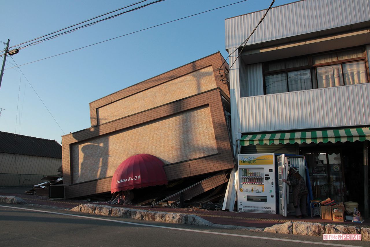 津波の被害がなくとも、半壊、全壊した家も多く、カメラマン曰く「とことんやられてる状態だった」（2011年3月12日）