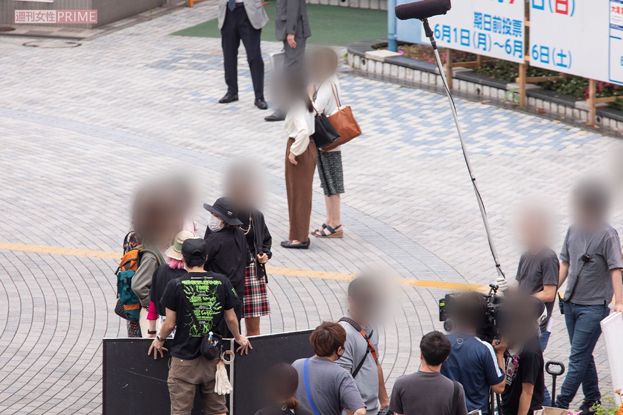 街中で撮影を行うドラマスタッフ（写真はイメージです）