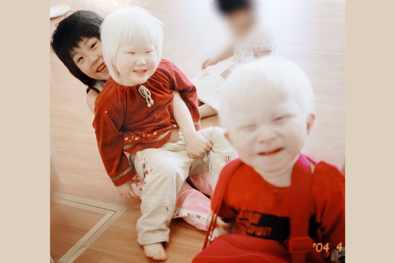 真ん中がりり香さん。手前は二卵性双生児の妹で、左奥は3歳上のアルビノではない姉