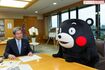 蒲島郁夫・熊本県知事と知事室で。くまモンの上司で最大の「理解者」でもある