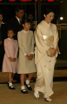 日本舞踏の発表会を訪れた紀子さまと、当時11歳の眞子さん、8歳の佳子さま