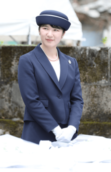 沖縄県を訪れ、対馬丸の犠牲者の慰霊碑「小桜の塔」に花を供えた愛子さま（2025年6月5日）