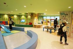 玩具売り場近くにつくられた『子どもの遊び場』。滑り台や裸足で遊べるスペースも