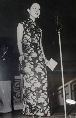 中国で生まれた山口は13歳のときに中国人歌手「李香蘭」としてデビュー。日本にたびたび来日し映画出演や歌手活動を行い『蘇州夜曲』『夜来香』などがヒットし人気に。終戦後は日本人として本名（山口淑子）で活動した