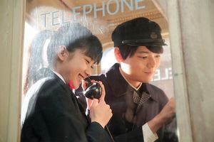 健太郎役の古川雄輝（右）　(c)NHK