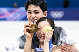 “りくりゅう”三浦璃来・木原龍一、世界選手権欠場の裏で訪れていた“恩師”の元「やっとメダルが見れた」