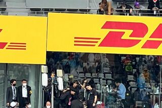 観戦スタンドに姿を現したメンバーひとつ上の階にいた岩橋も入るように6人で自撮りをしているKing&Prince（ツイッターより）