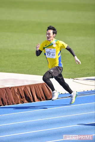 『パラ駅伝 in TOKYO 2019』で全力疾走する草なぎ剛。日本財団パラリンピックサポートセンターのスペシャルサポーターとして、新しい地図はさまざまな形でパラスポーツを盛り上げてきた
