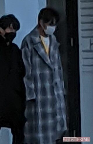 宮城県仙台市のスケート場から出てきた中丸雄一