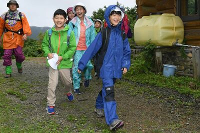 2018年8月、小学6年生の夏に福島県・裏磐梯（うらばんだい）高原の雄国沼周辺の林道をトレッキングされた悠仁さま