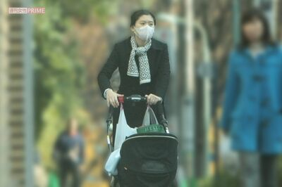 2008年、長男をベビーカーに乗せて買い物に出る篠原涼子