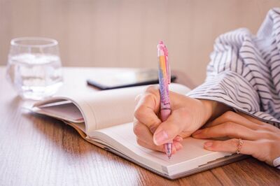 腸活4：“自分ホメ日記”でメンタルを整える※写真はイメージです