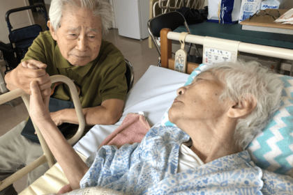 病院で母を看取ったときの、父と母の別れのシーンは涙を流しながらもカメラを向けた