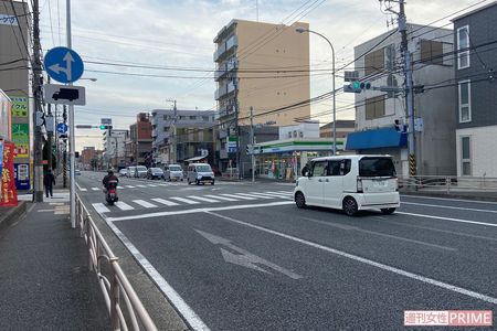 事故現場となった横浜市磯子区中原の交差点付近。幹線道路ではないが朝夕の交通量は多い