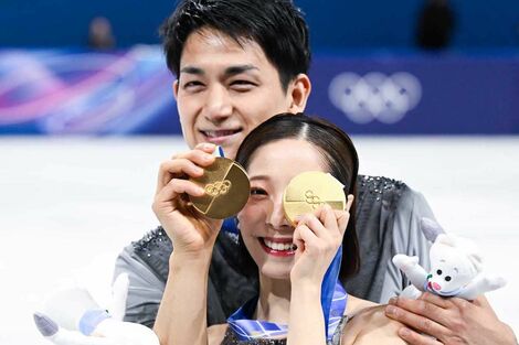 “りくりゅう”三浦璃来・木原龍一、世界選手権欠場の裏で訪れていた“恩師”の元「やっとメダルが見れた」