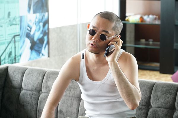 原作にそっくりと話題のひとりが、パイセン役の今野浩喜。「今野さんは、誰よりもまじめな方です。クランクイン前に、ローラースケートの練習をやってもらったときに、パイセンの定番スタイルのタンクトップに短パンを自前でそろえて、現れました。そして、スマホの待ち受けは、原作のパイセンのイラストでした」（米田P）　(c)カンテレ