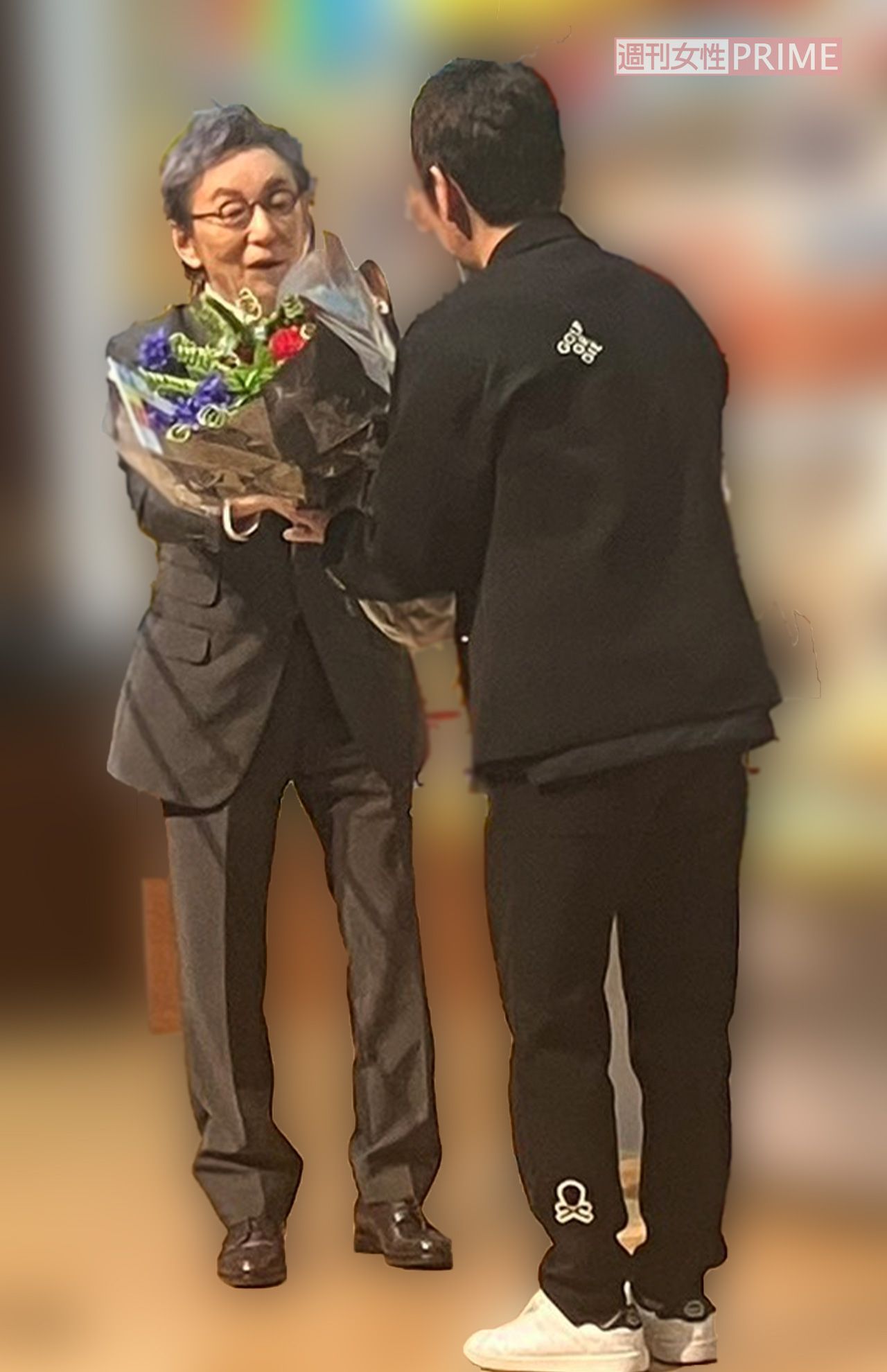 『ミヤネ屋』打ち上げで、宮根誠司に花束贈呈してスピーチする古舘伊知郎