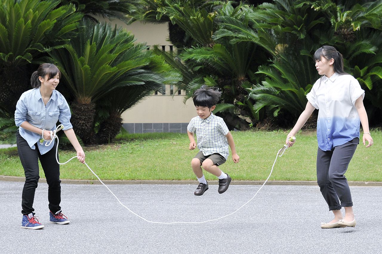 佳子さまとご一緒に、弟の悠仁さまの遊び相手をされることも。最近は、米作りを姉妹でお手伝いする（’13年7月）