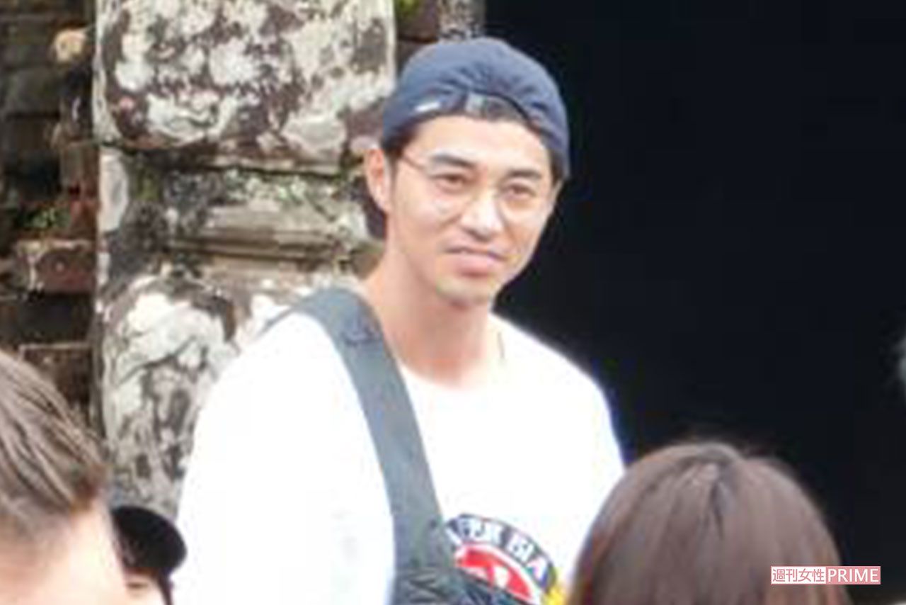 「ミーソン遺跡」を背景に写真撮影をする東出のアップ