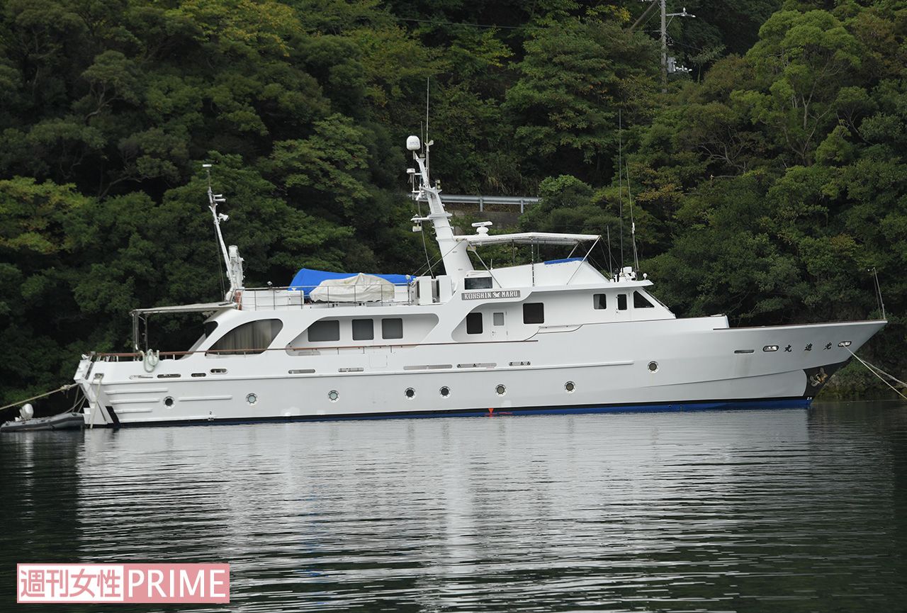 山が所有する船の名前は『光進丸』。山々に囲まれた穏やかな入り江に浮かんでいる