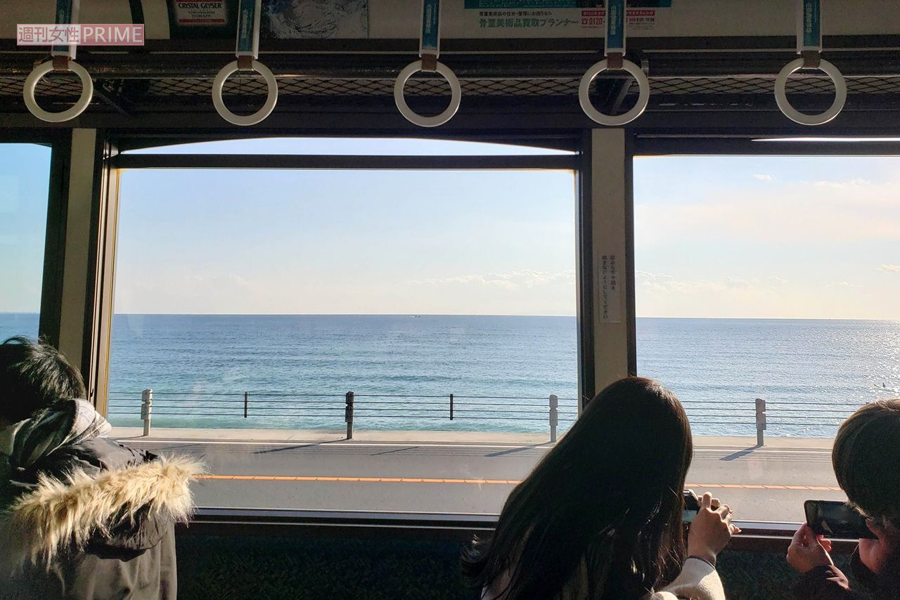 オーバーツーリズムになる前の鎌倉高校前（2020年12月、編集部撮影）