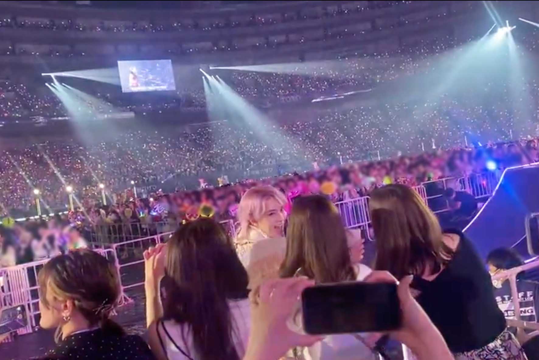 ステージから降りてファンのもとへ駆け寄った『美 少年』の佐藤龍我（ツイッターより）